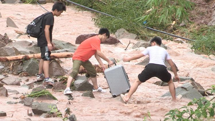 海报直击丨重庆开州强降水致多处滑坡：泥水冲破窗涌进村民厨房，出行主干道被堵|海报直击丨重庆开州强降水致多处滑坡：泥水冲破窗涌进村民厨房，出行主干道被堵