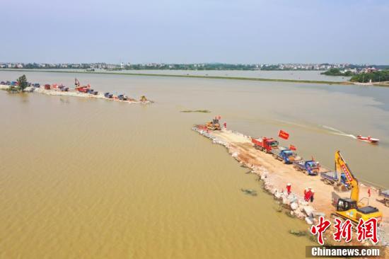 江西鄱阳中洲圩决口封堵加速推进|江西鄱阳中洲圩决口封堵加速推进 目前已进占150.5米