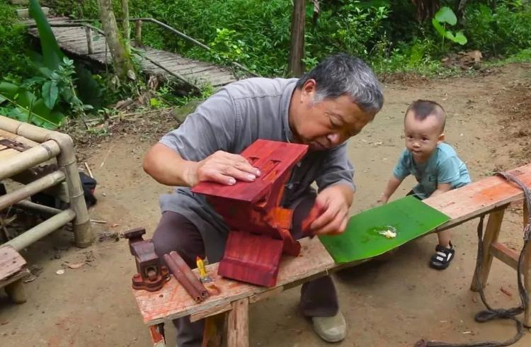 “当代鲁班”阿木爷爷海外爆火，网友称赞又一个“李子柒”，爷爷回应说......|“当代鲁班”阿木爷爷海外爆火，网友称赞又一个“李子柒”，爷爷回应说......