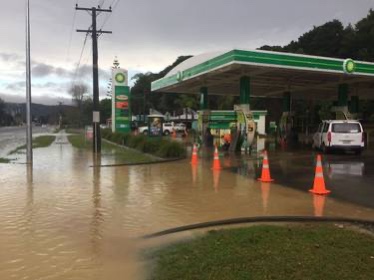 央视新闻客户端|暴风雨袭击新西兰北岛北部 应急部门夜间接200多个求救电话