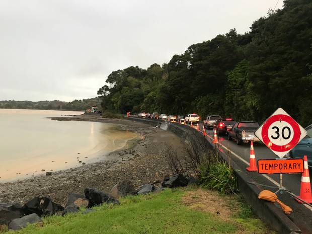 央视新闻客户端|暴风雨袭击新西兰北岛北部 应急部门夜间接200多个求救电话