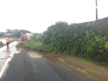 央视新闻客户端|暴风雨袭击新西兰北岛北部 应急部门夜间接200多个求救电话