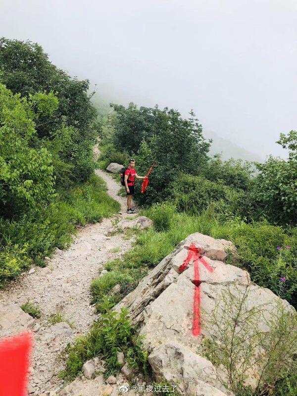 北京日报客户端|北京一公司组织越野跑，在山壁上刷红漆还不清理