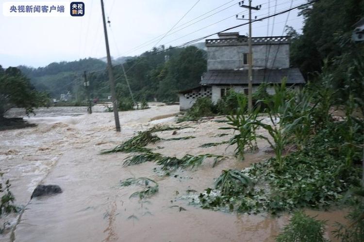 央视新闻客户端|贵州凤冈遇强降雨袭击 消防连夜营救疏散30余人