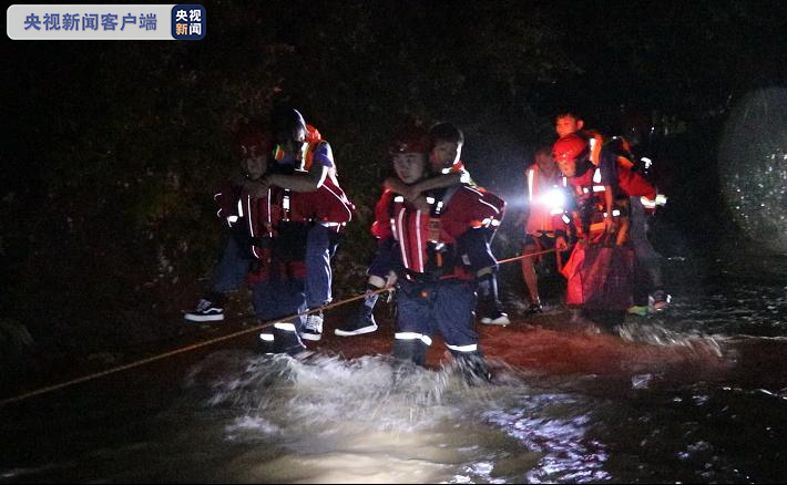 央视新闻客户端|贵州凤冈遇强降雨袭击 消防连夜营救疏散30余人