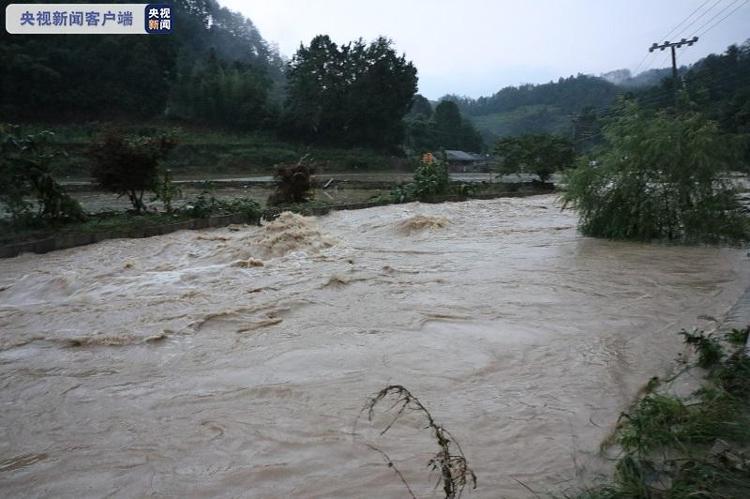 央视新闻客户端|贵州凤冈遇强降雨袭击 消防连夜营救疏散30余人