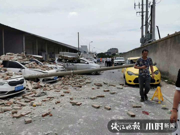 看到|浙江杭州一仓库墙体突然倒塌，20多辆车被砸