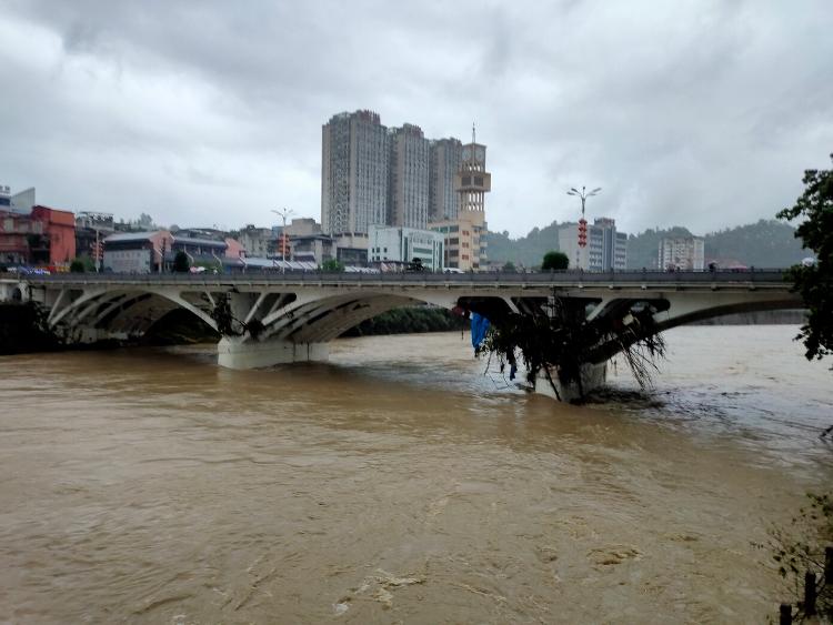 海报直击丨湖北恩施水淹州城：一日内河水暴涨数米，20分钟淹没一层商铺|海报直击丨湖北恩施水淹州城：一日内河水暴涨数米，20分钟淹没一层商铺