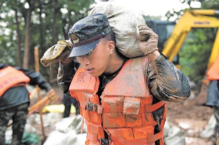 陆空协同战决口、徒步逆行战塌方，一线抗洪部队勇挑重担打硬仗！|陆空协同战决口、徒步逆行战塌方，一线抗洪部队勇挑重担打硬仗！