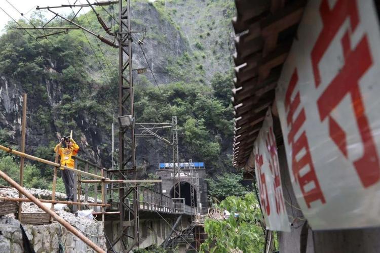 大雨来袭！两位老兵徒步走进深山里|大雨来袭！两位老兵徒步走进深山里