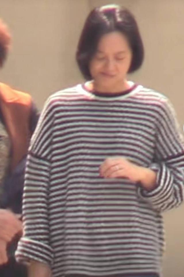 中国网|朱丹官宣二胎后露面 挺孕肚抱大女儿妈妈力十足