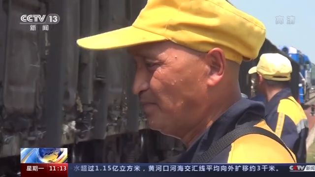 央视新闻客户端|20000步、六七缸子水！高温下的铁路“钩子手”