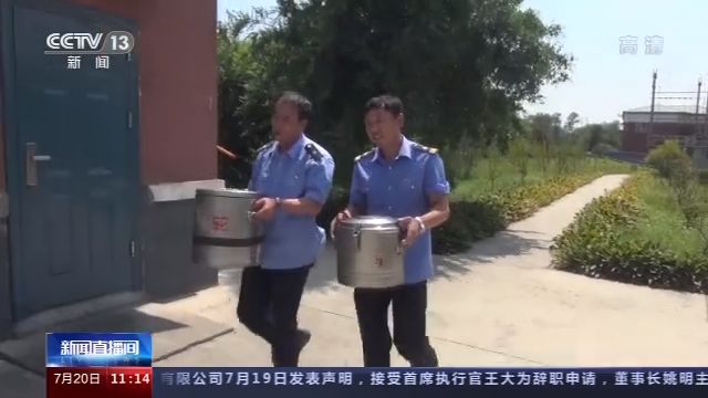 央视新闻客户端|20000步、六七缸子水！高温下的铁路“钩子手”