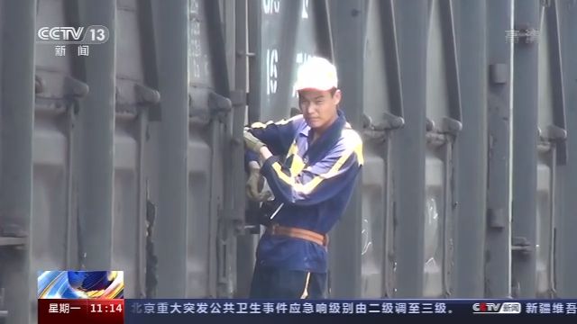 央视新闻客户端|20000步、六七缸子水！高温下的铁路“钩子手”