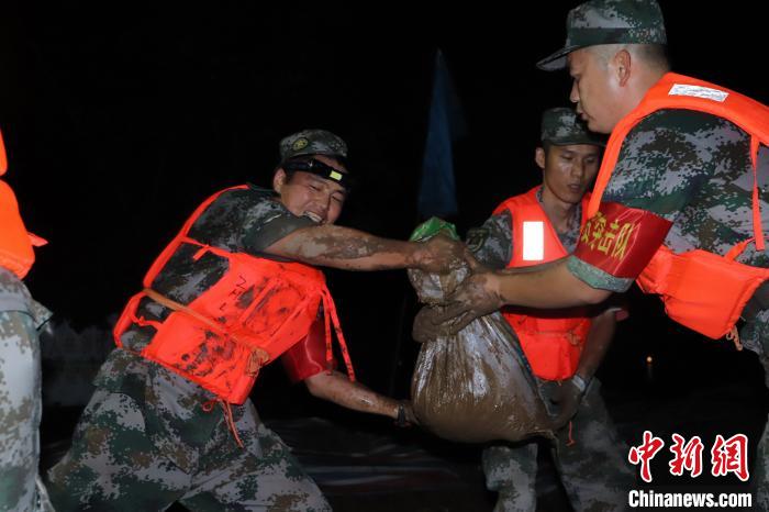 中国新闻网|陆军第71集团军“攻坚劲旅”500余名官兵冒暴雨驰援安徽六安