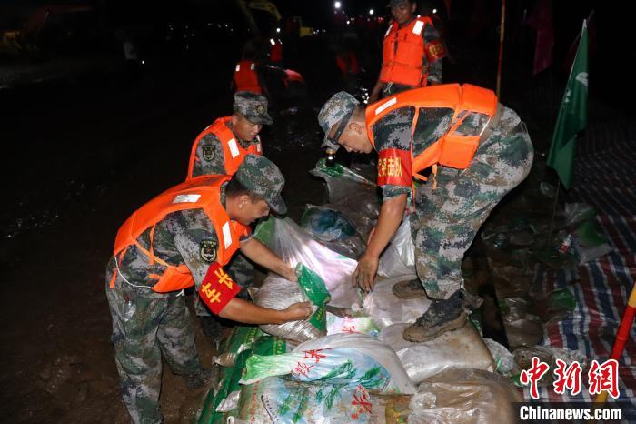 中国新闻网|陆军第71集团军“攻坚劲旅”500余名官兵冒暴雨驰援安徽六安