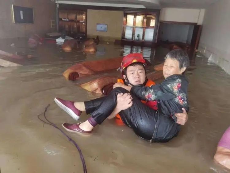 |山东退役军人驰援安徽抗洪救灾 已解救被困群众约2000人