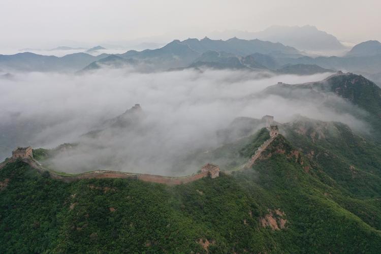 人民视觉|宛如仙境！这是雨后的金山岭长城