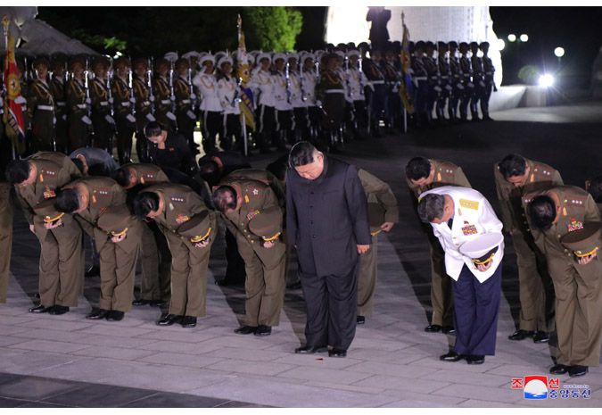 【】金正恩凭吊朝鲜战争烈士