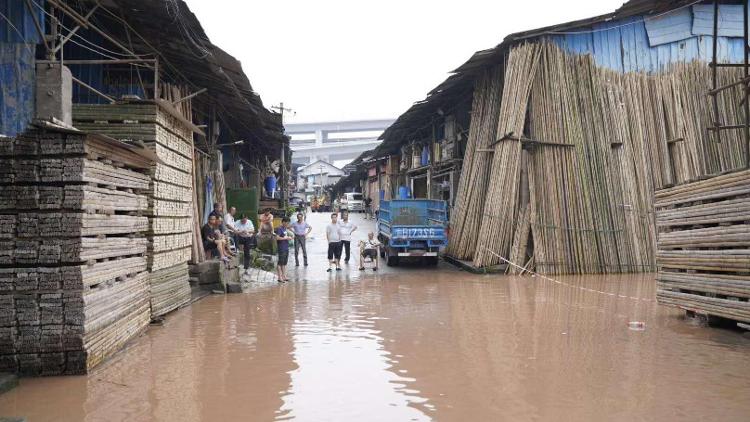 央视新闻客户端|直接经济损失24307万元，重庆：暴雨致22个区县受灾4人死亡