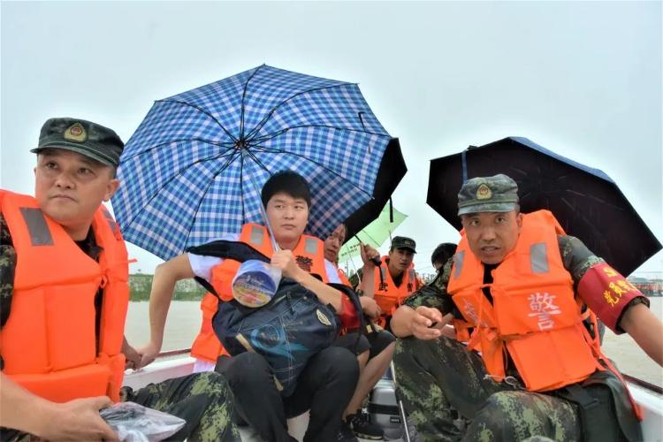 处理完洪水险情，他们的身影又出现在稻田……|处理完洪水险情，他们的身影又出现在稻田……