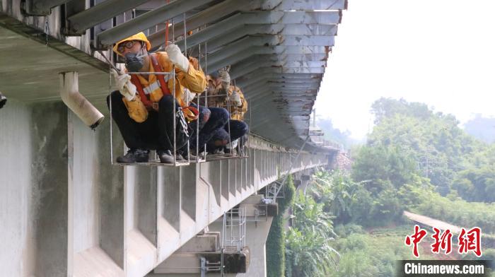 中国新闻网|高温下的铁路桥梁工：高空“荡秋千”护佑平安路