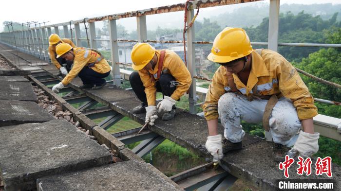 中国新闻网|高温下的铁路桥梁工：高空“荡秋千”护佑平安路