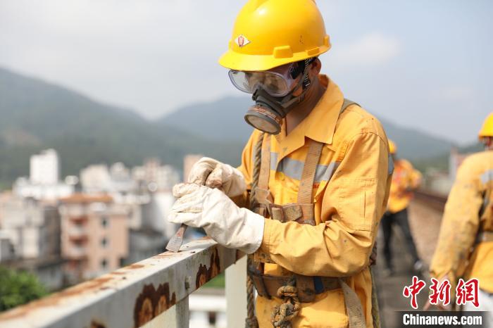 中国新闻网|高温下的铁路桥梁工：高空“荡秋千”护佑平安路