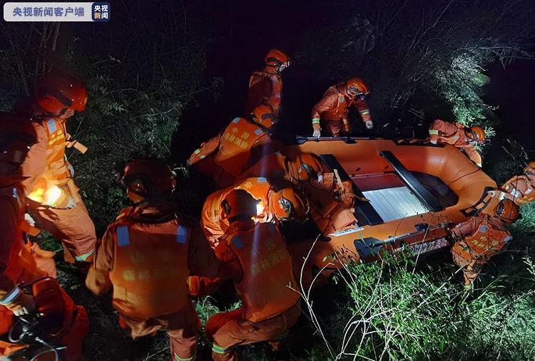 央视新闻客户端|未经批准进入九寨沟景区被困 6人获救后被罚千元