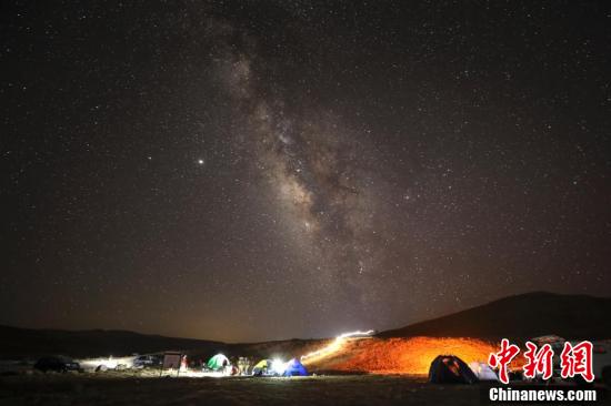 中国新闻网|英仙座流星雨亮相夜空