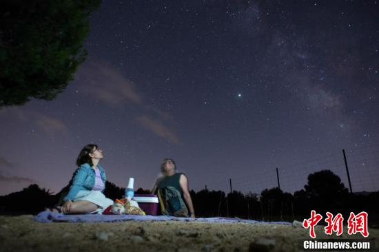 中国新闻网|英仙座流星雨亮相夜空