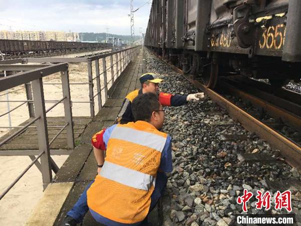 重车|宝成铁路涪江大桥“重车压梁”应对洪峰