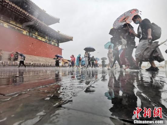 参观|北京遭遇降雨天气 游客雨中参观故宫