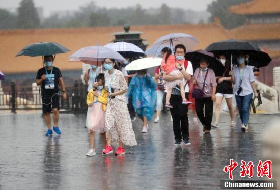 参观|北京遭遇降雨天气 游客雨中参观故宫