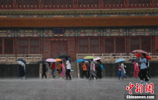 参观|北京遭遇降雨天气 游客雨中参观故宫