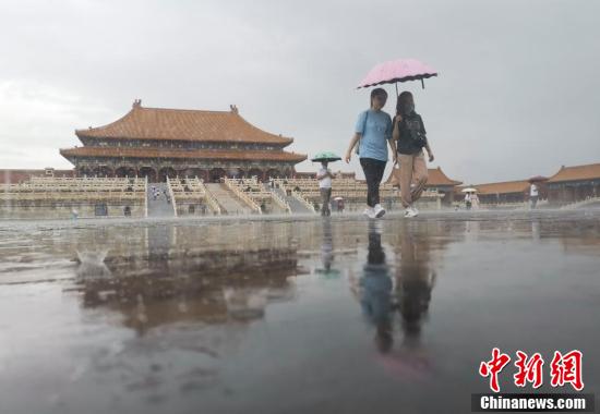 参观|北京遭遇降雨天气 游客雨中参观故宫