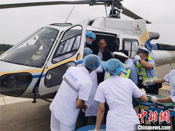 北川|暴雨致四川松潘道路中断 直升机紧急转移危重病人到北川医院