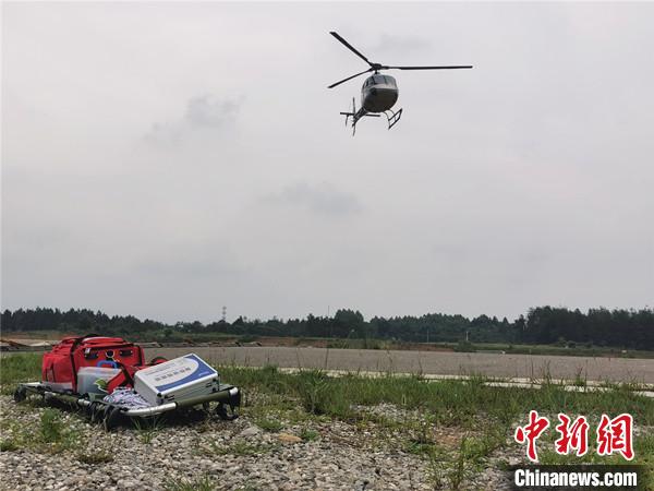 北川|暴雨致四川松潘道路中断 直升机紧急转移危重病人到北川医院