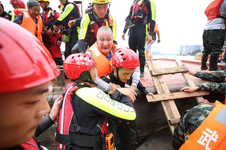 央视新闻客户端|四川多地遭遇暴雨“车轮战” 看四川应急管理系统如何应对汛情