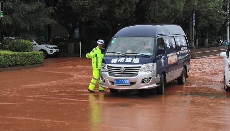 【】暴雨中，大理市一交警中队帮车主捞出30多块车牌