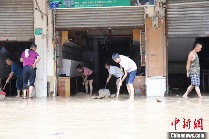 洪峰退去 四川泸州全员清淤恢复生产