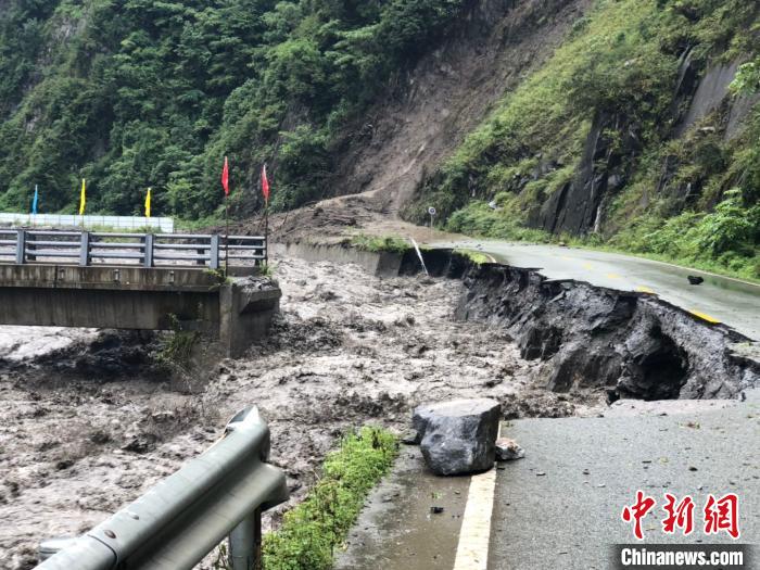 四川卧龙：受暴雨泥石流袭击致通讯及交通全部中断 人员及大熊猫暂时无恙