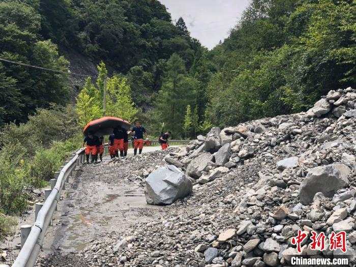 中国新闻网|四川卧龙：暴雨泥石流袭击致交通中断，人员及大熊猫暂时无恙