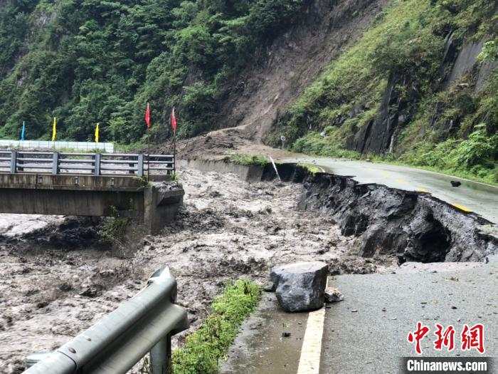 中国新闻网|四川卧龙：暴雨泥石流袭击致交通中断，人员及大熊猫暂时无恙