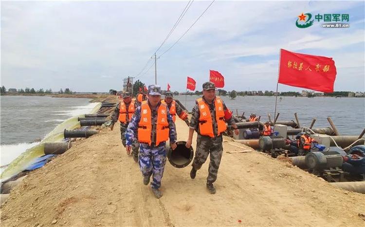 鄱阳湖畔，官兵们筑起一道坚不可摧的“迷彩大堤”|鄱阳湖畔，官兵们筑起一道坚不可摧的“迷彩大堤”