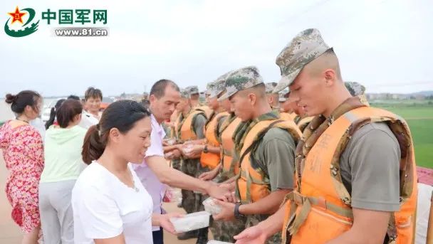 鄱阳湖畔，官兵们筑起一道坚不可摧的“迷彩大堤”|鄱阳湖畔，官兵们筑起一道坚不可摧的“迷彩大堤”