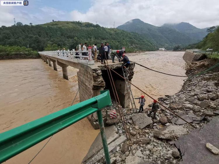 央视新闻客户端|暴雨致陕西略阳多条道路塌方中断 交通部门紧急抢通主干道