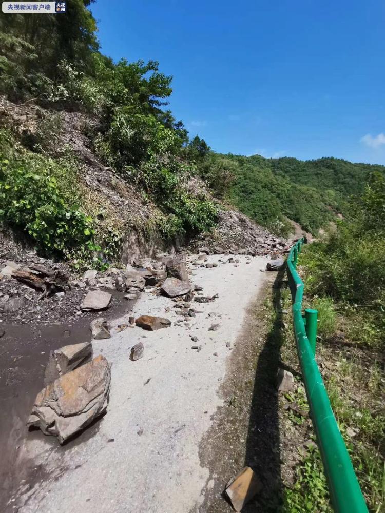 央视新闻客户端|暴雨致陕西略阳多条道路塌方中断 交通部门紧急抢通主干道