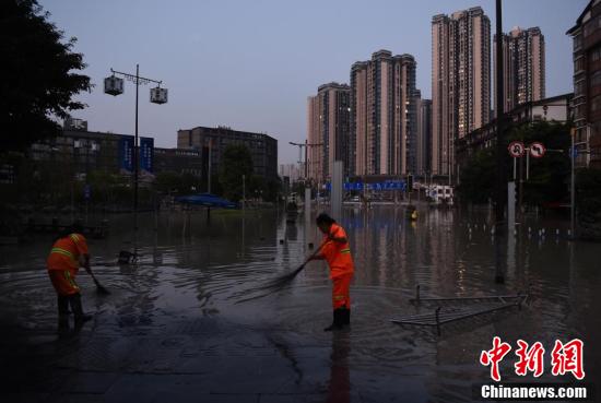 古镇|嘉陵江洪峰过境重庆水位回落 磁器口古镇清淤工作开启