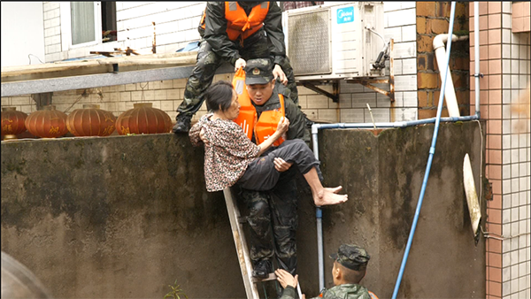 战士|洪水肆虐，向险逆行，人民子弟兵倾力守护